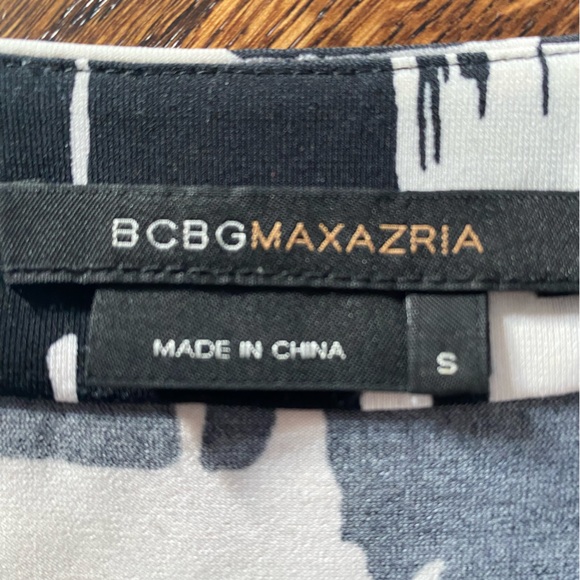 BCBG 3/4 bell sleeve; super cute belted; easy to wear - Picture 4 of 5